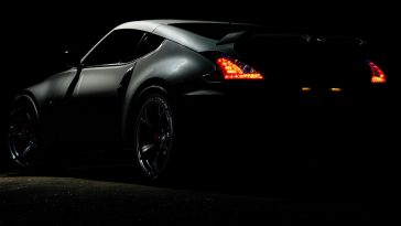 Un'auto sportiva nera vista da dietro