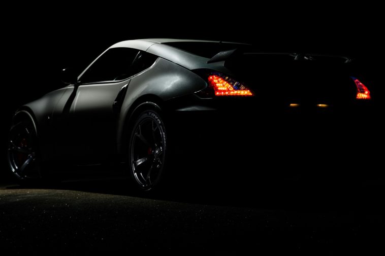 Un'auto sportiva nera vista da dietro