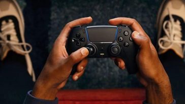 persona tiene in mano controller ps5 nero