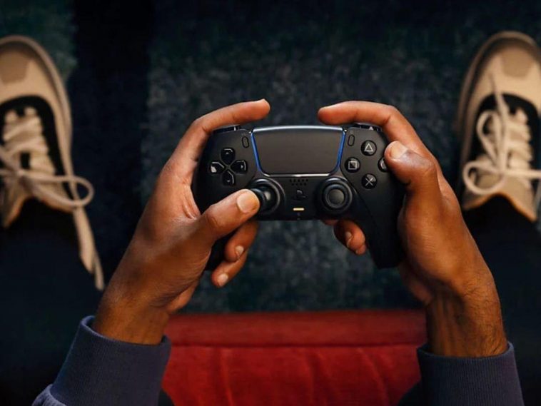 persona tiene in mano controller ps5 nero