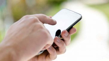 mano che usa telefono