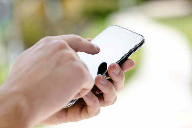 mano che usa telefono