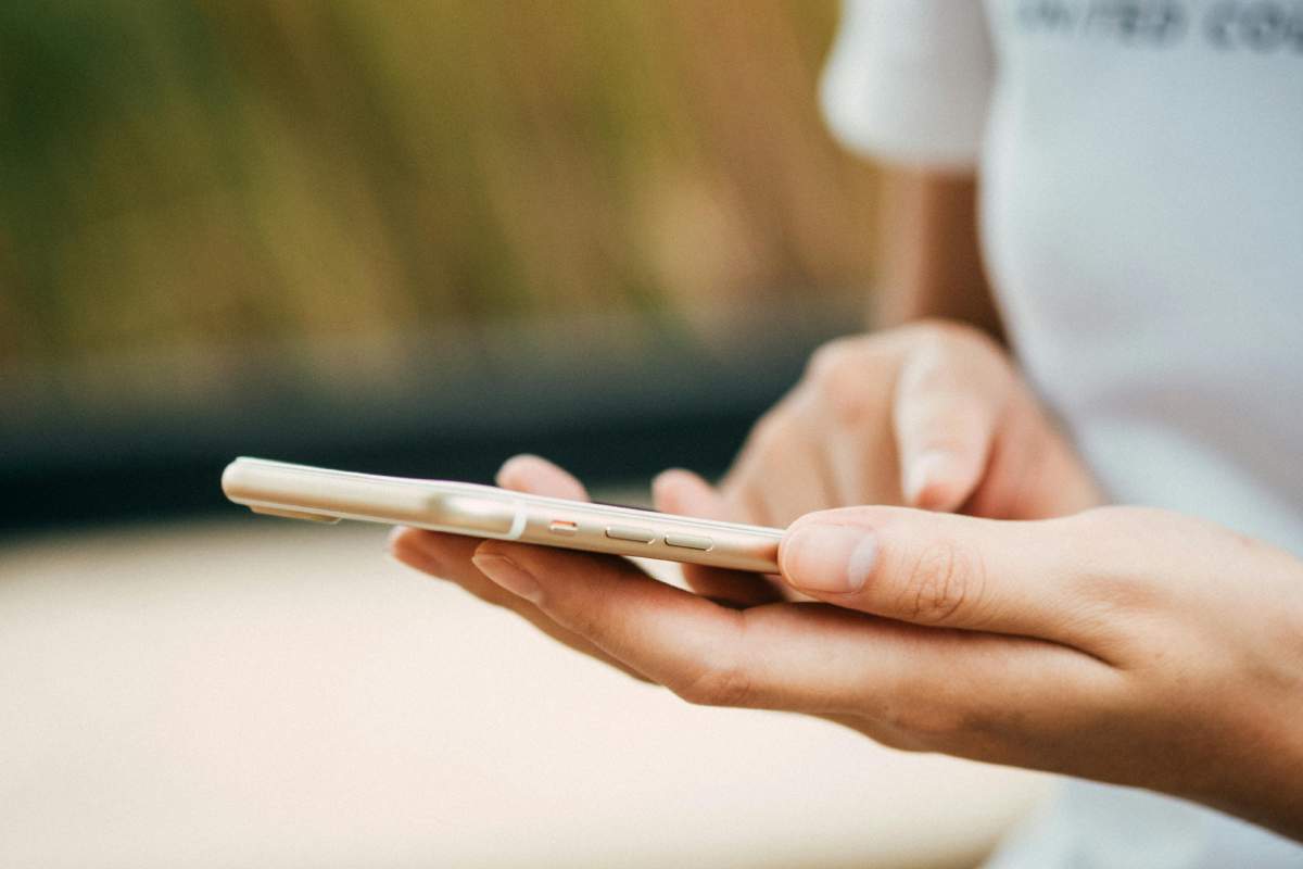 Un telefono tra le mani di una ragazza