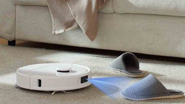 robto aspiraoolvere davanti a divano che inquadra ciabatta con laser