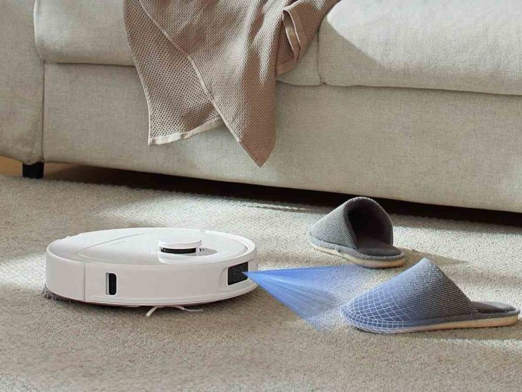 robto aspiraoolvere davanti a divano che inquadra ciabatta con laser
