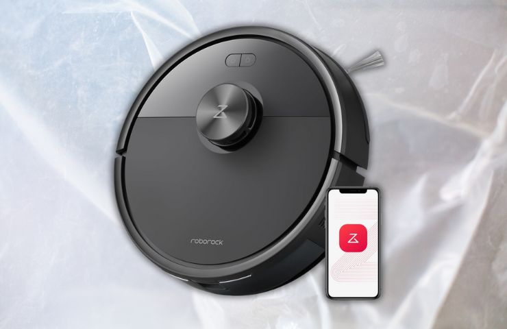 robot aspirapolvere Roborock su sfondo bianco con smartphone