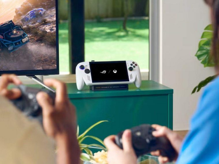 due giocatori che stanno giocando alla ROG XBOX ALLY X