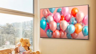 smart tv oled samsung appesa alla parete con palloncini sullo schermo