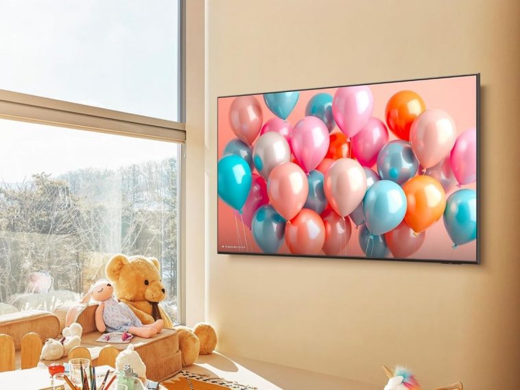 smart tv oled samsung appesa alla parete con palloncini sullo schermo