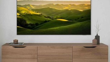 samsung tv all'interno di una stanza appesa alla parete