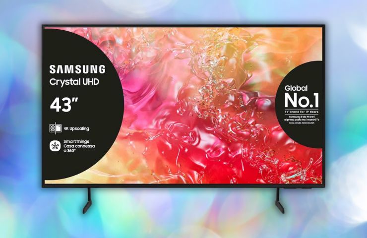 televisore samsung 4k su sfondo colorato