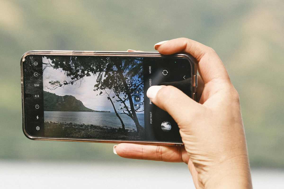 Un vecchio smartphone che scatta la foto di un paesaggio
