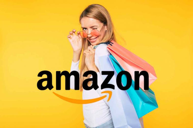 donna che fa shopping con scritta amazon