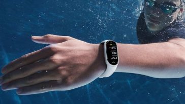persona che nuota sott'acqua indossando uno xiaomi smart band