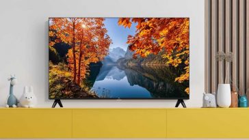 smart tv TCL in salotto su una parete