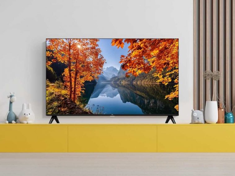 smart tv TCL in salotto su una parete