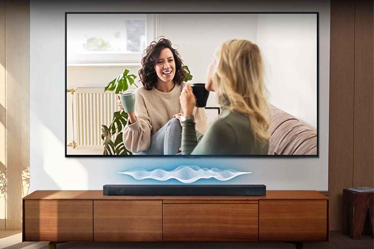 sounbar samsung sotto televisione su mobile con linee per indicare suono che esce