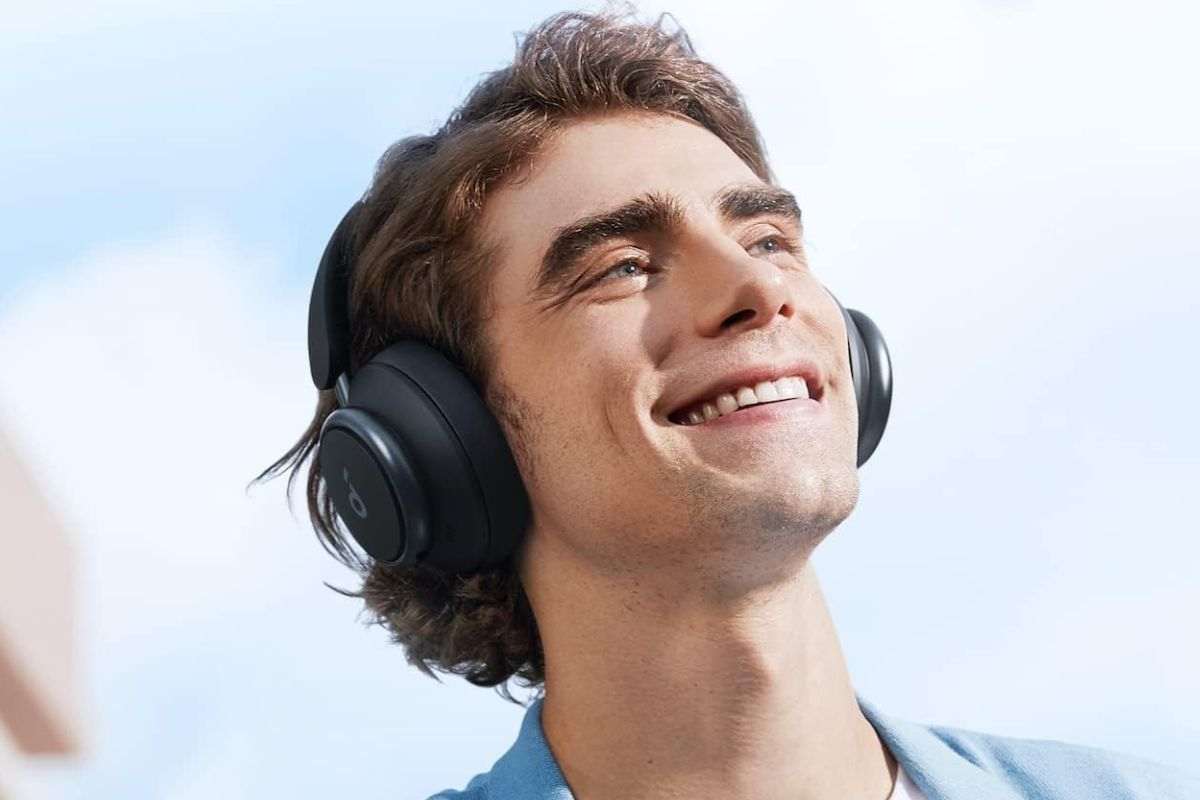 ragazzo con cuffie sorride