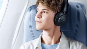 ragazzo con cuffie in aereo