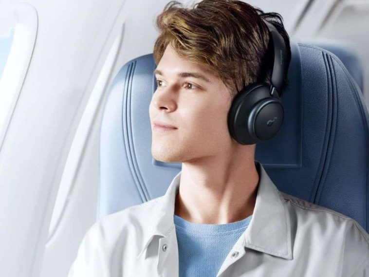 ragazzo con cuffie in aereo