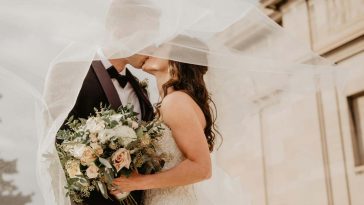 Sposi che si baciano a un matrimonio