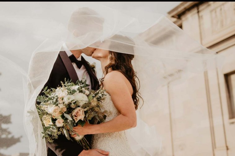 Sposi che si baciano a un matrimonio