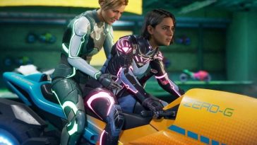 ragazza bionda e ragazza mora su moto con tute futuristiche