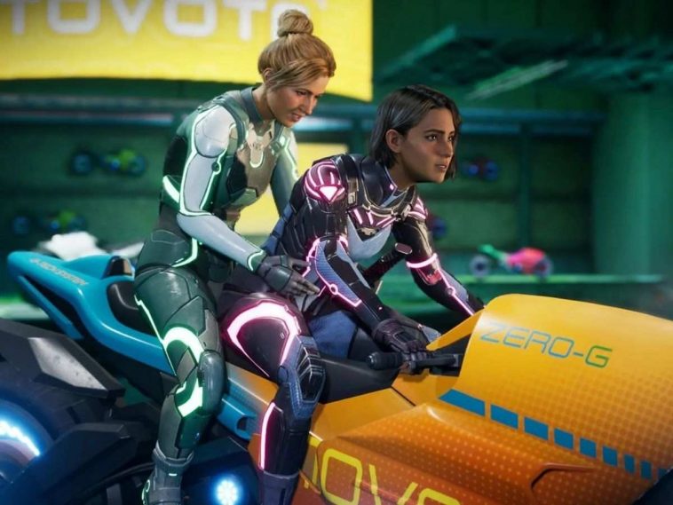 ragazza bionda e ragazza mora su moto con tute futuristiche