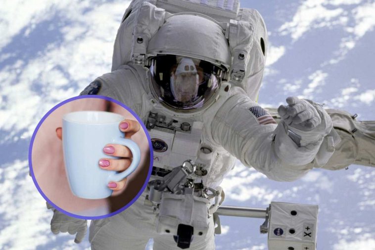Un astronauta in orbita e, in evidenza, un tazza da caffè