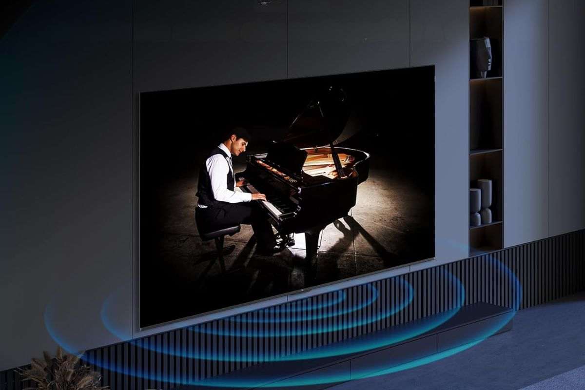 smart TV con linee che indicano suono, sullo schermo uomo suona pianoforte