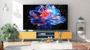 smart tv TCL su mobile in salotto