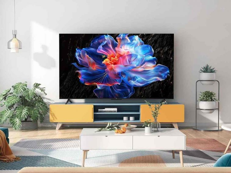 smart tv TCL su mobile in salotto