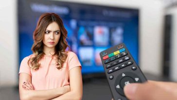 donna offesa che fissa telecomando
