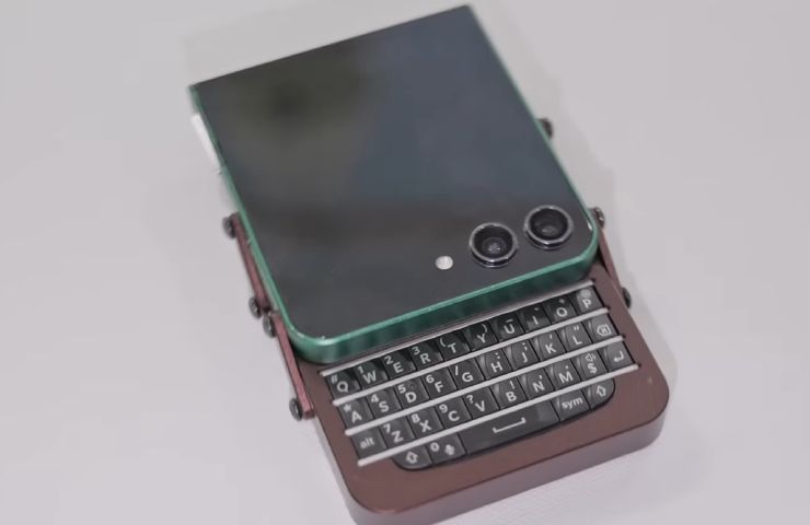 telefono con tastiera e schermo