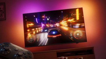 televisore Philips TV Ambilight appeso alla parete durante una sessione di gaming