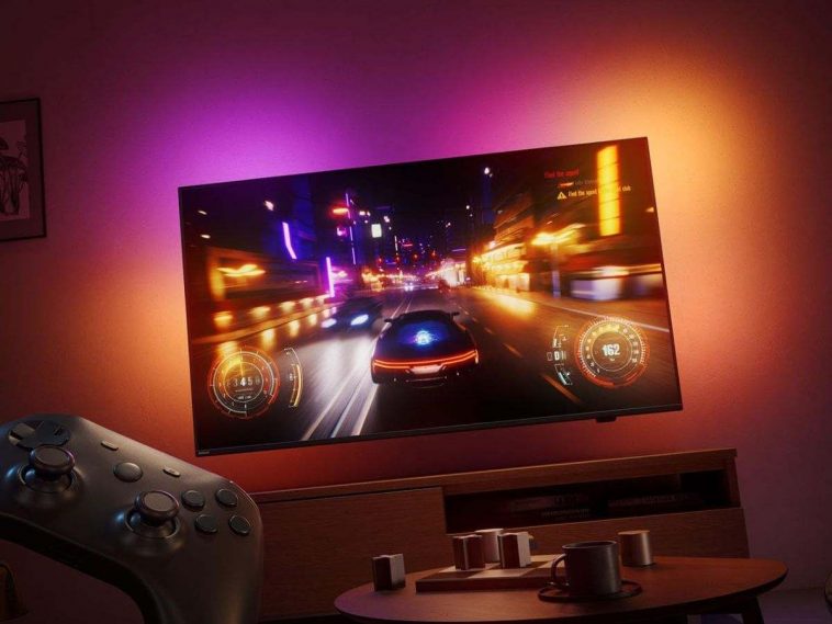 televisore Philips TV Ambilight appeso alla parete durante una sessione di gaming