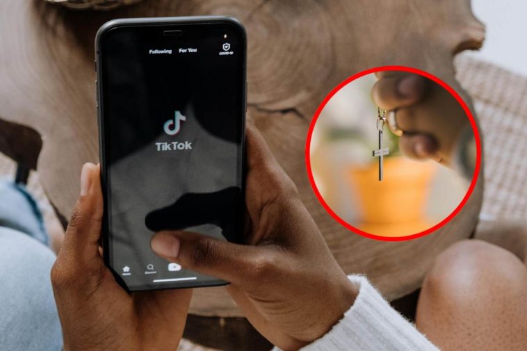 TikTok su un telefono e, in evidenza, delle mani con un rosario