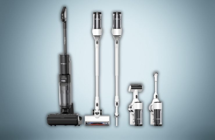 tineco floor aspirapolvere smart con accessori su sfondo grigio chiaro