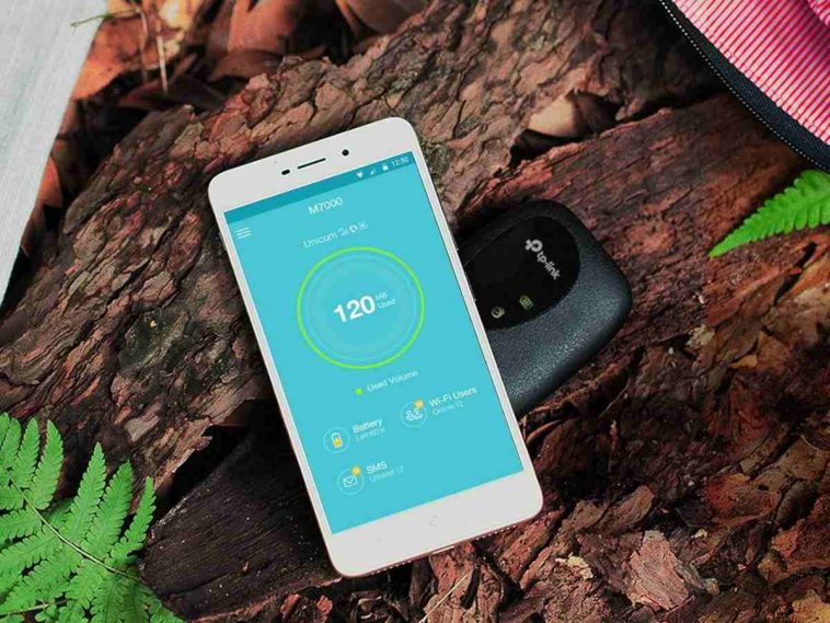 wifi portatile tplink appoggiato a terra dietro uno smartphone