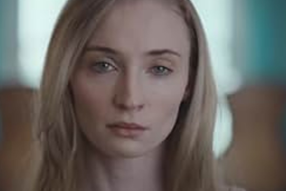 Sophie Turner in una scena di Trust