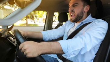 uomo in auto arrabbiato