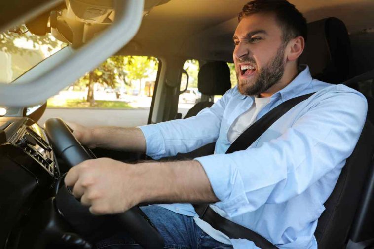 uomo in auto arrabbiato