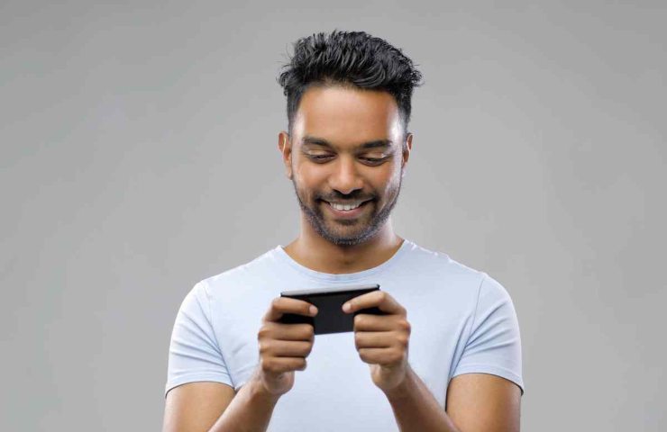 uomo sorride al telefono