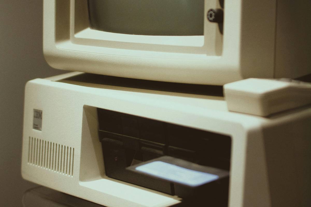 Un vecchio pc con floppy disk