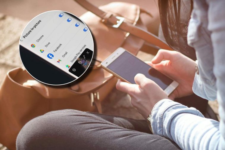 Una ragazza che guarda un video sul telefono e, in evidenza, un video in background su uno smartphone