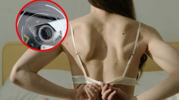 Una ragazza di spalle che si toglie il reggiseno e, in evidenza, una telecamera di sicurezza