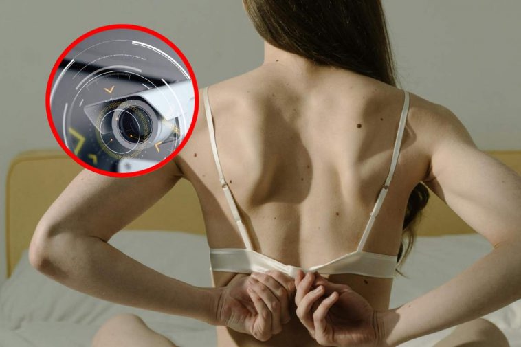 Una ragazza di spalle che si toglie il reggiseno e, in evidenza, una telecamera di sicurezza