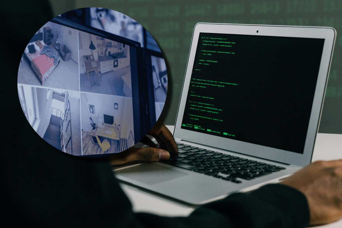 Un hacker al lavoro sul portatile e, in evidenza, alcuni video di sicurezza rubati