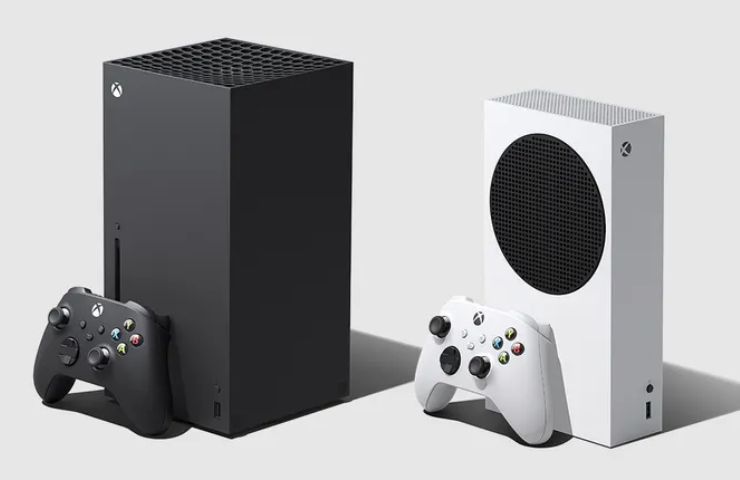 xbox series x ed s affiancate su sfondo bianco