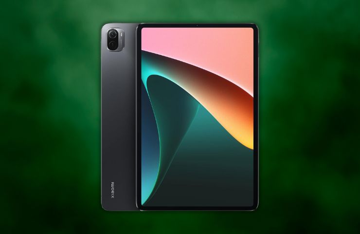 xiaomi pad 5 fronte retro su sfondo verde scuro